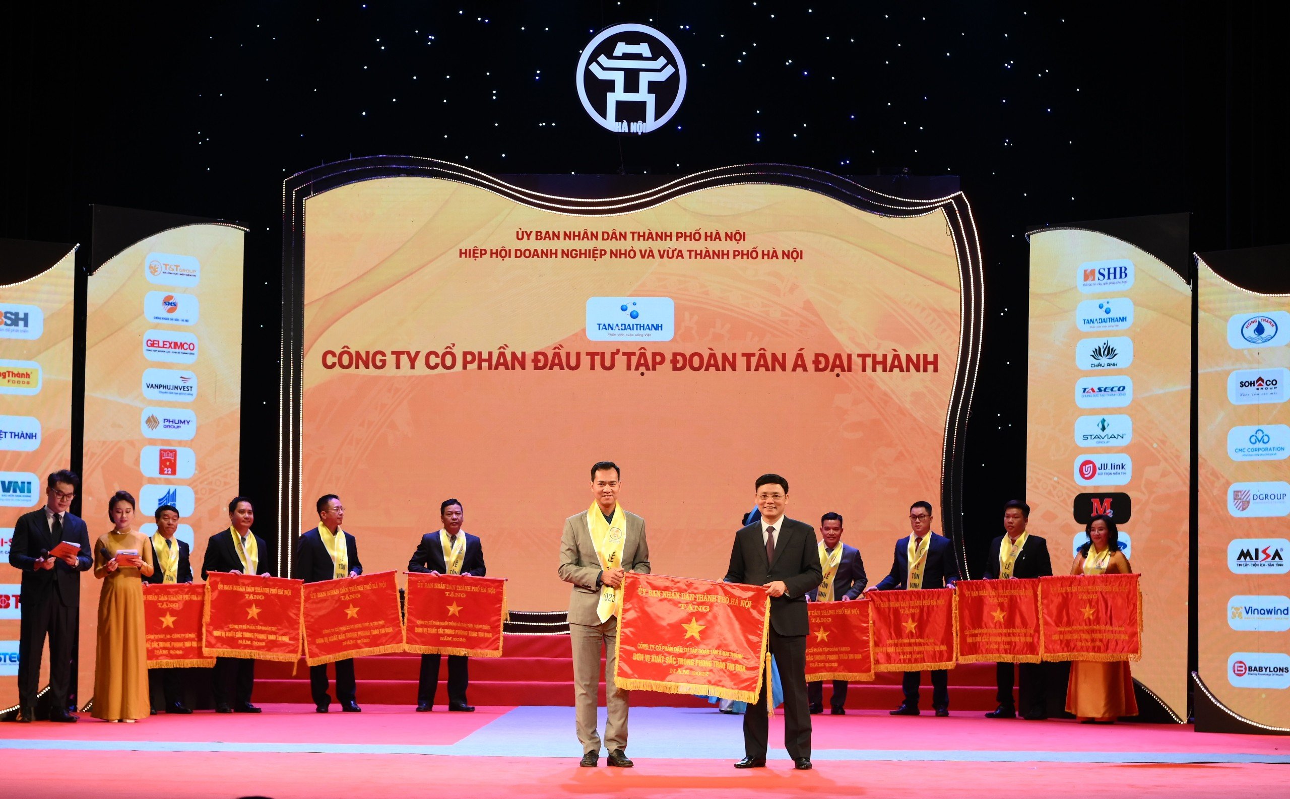 Tân Á Đại Thành đón nhận Cờ thi đua của UBND Thành phố Hà Nội